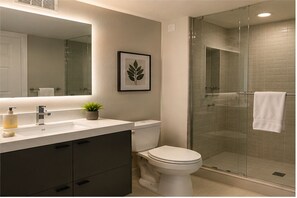 Habitación clásica | Baño | Amenidades de baño gratuitas, secadora de cabello, toallas, jabón 