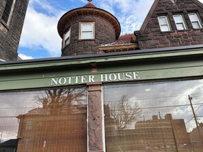 Un bâtiment avec une enseigne indiquant « NOTTER HOUSE » et une façade en briques.
