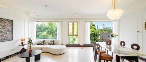 Panoramic Apartment, 3 Bedrooms, Balcony, City View | Interior
