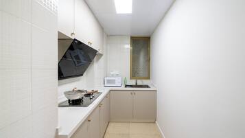 Panoramic-Apartment, 3 Schlafzimmer, Balkon, Stadtblick | Eigene Küche | Kühlschrank, Mikrowelle, Hochstuhl