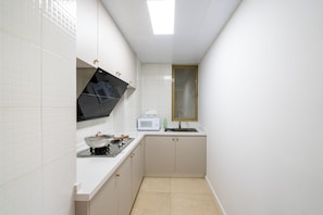 Appartement Panoramique, 3 chambres, balcon, vue ville | Cuisine privée | Réfrigérateur dans l'espace commun, micro-ondes dans l'espace commun