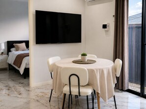 Dining - Modern Private Granny Flat Free Parking (Grantham Farm)