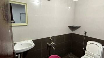 Executive Room | Bathroom | Shower, towels, soap, shampoo