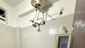 Un baño con inodoro, lavabo y ducha.