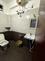 Quarto família | Banheiro | Chuveiro, toalhas de banho, sabonete, shampoo