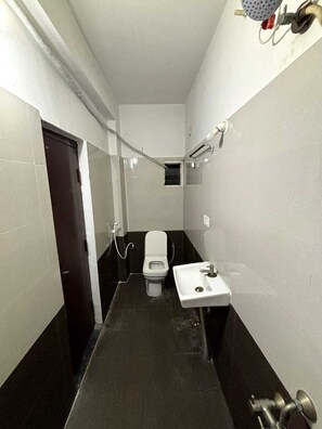 Executive Room | Bathroom | Shower, towels, soap, shampoo - SLV ROYAL RESIDENCY HOTEL (Bidadi)