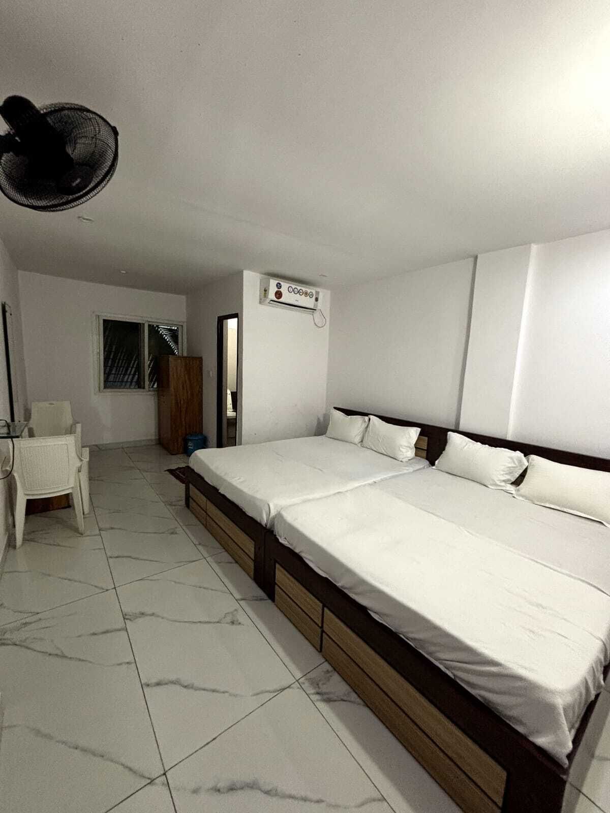 Family Room | Desk, laptop workspace, free WiFi
