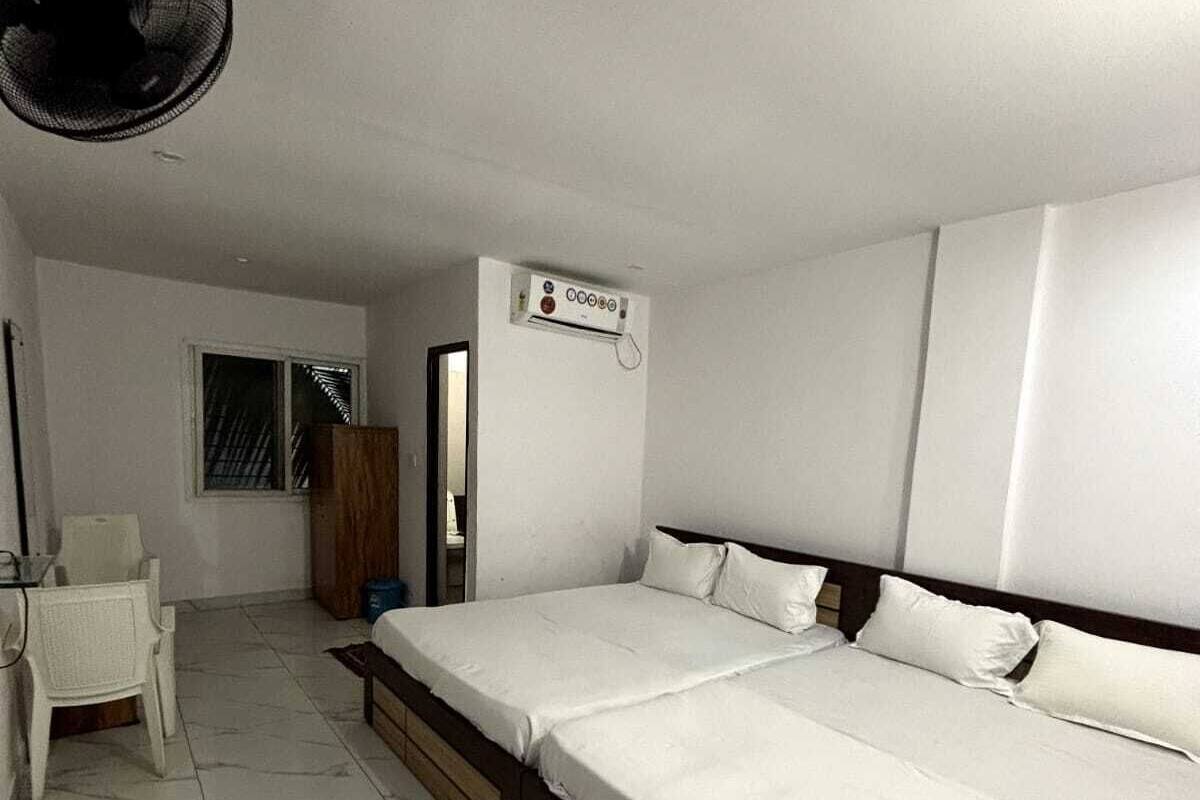 Family Room | Desk, laptop workspace, free WiFi