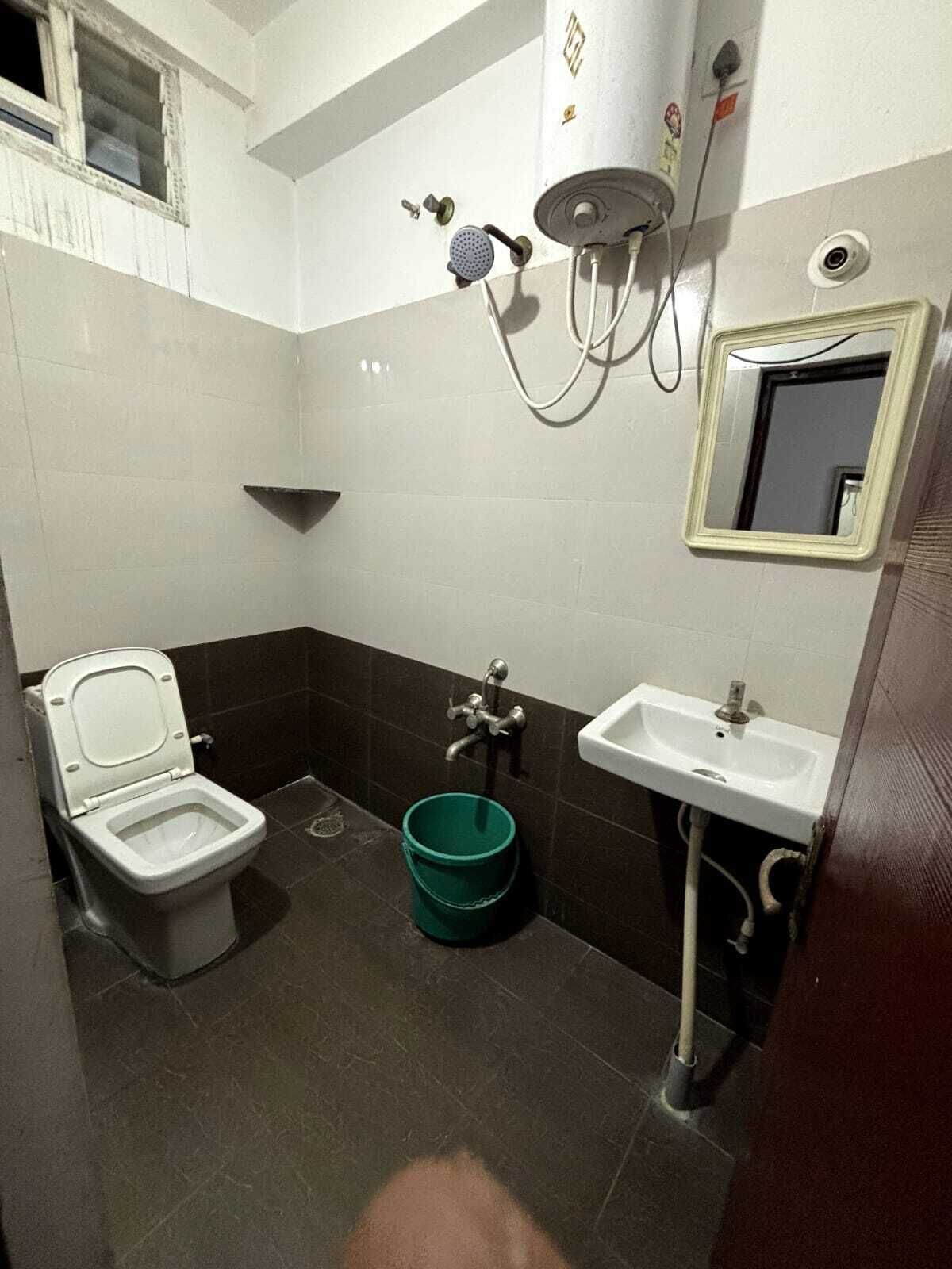 Family Room | Bathroom | Shower, towels, soap, shampoo
