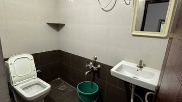 Family Room | Bathroom | Shower, towels, soap, shampoo