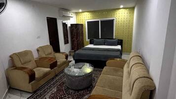 Executive Room | Desk, laptop workspace, free WiFi