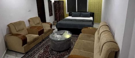 Executive Room | Desk, laptop workspace, free WiFi