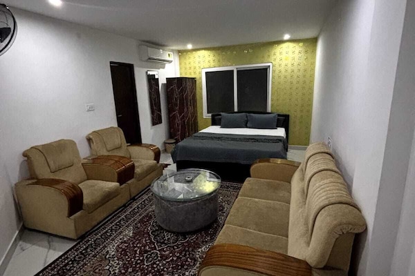 Executive Room | Desk, laptop workspace, WiFi (free)