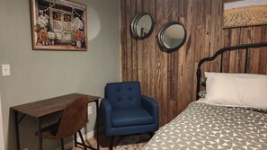 Tabla de planchar con plancha, acceso a internet y ropa de cama 