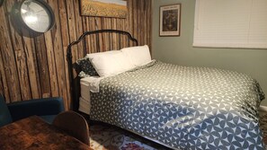 Iron/ironing board, Internet, bed sheets - Lakeland 3-bedroom 2 bath house walk to Tigertown & borders Lake Parker Park. (Lakeland)