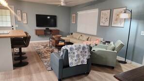 Living area - Lakeland 3-bedroom 2 bath house walk to Tigertown & borders Lake Parker Park. (Lakeland)