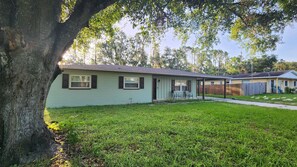 Exterior - Lakeland 3-bedroom 2 bath house walk to Tigertown & borders Lake Parker Park. (Lakeland)