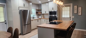 Lakeland 3-bedroom 2 bath house walk to Tigertown & borders Lake Parker Park.