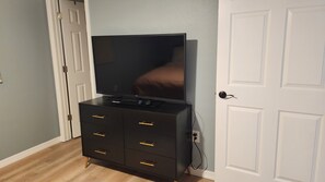 Interior - Lakeland 3-bedroom 2 bath house walk to Tigertown & borders Lake Parker Park. (Lakeland)