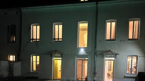 Ein Gebäude mit vielen Fenstern und einem Schwimmbad.