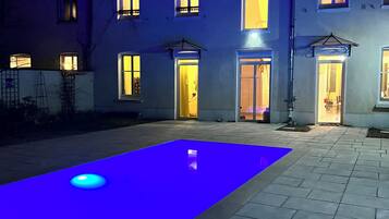 Una piscina al aire libre, una piscina climatizada