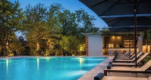 Piscine extérieure en saison