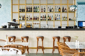 2 bars/lounges
