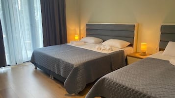 Habitación triple, balcón, vista al mar | Caja de seguridad en la habitación y wifi gratis