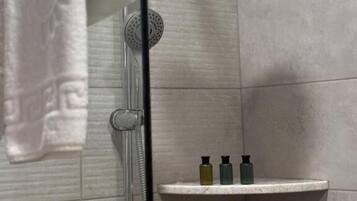 Standardværelse med 2 enkeltsenge - balkon - havudsigt | Badeværelse | Bruser, gratis toiletartikler, hårtørrer, håndklæder