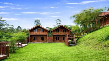 House, Lake View | Exterior