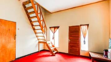 Cottage, Courtyard View | Interior