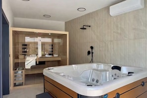A modern bathroom with a large bathtub, a shower, and a glass-enclosed walk-in closet. - 4-bdroom Family Villa Sleeps 16 W/pool and Hot tub (Vrsar)