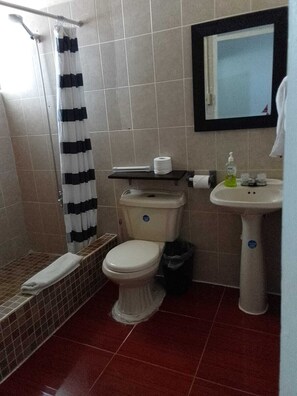 Bathroom - Spacious Family-Friendly Kings Park Retreat Sleeps 6+ 3BR/3BA A/C, WiFi & Parkin (Belize City)