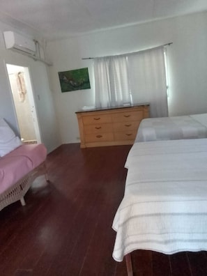 Room - Spacious Family-Friendly Kings Park Retreat Sleeps 6+ 3BR/3BA A/C, WiFi & Parkin (Belize City)