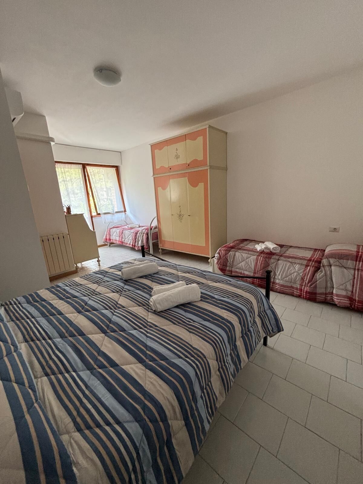 1 dormitorio, tabla de planchar con plancha, wifi y ropa de cama
