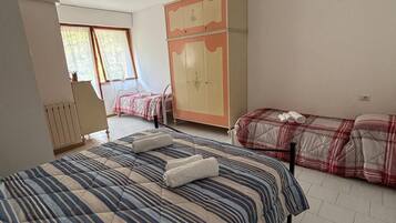 1 dormitorio, tabla de planchar con plancha, wifi y ropa de cama