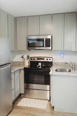 Private kitchen - Cozy 2Bed 1Bath Property Near Downtown Covington and St. Tammany Hospital (Covington)