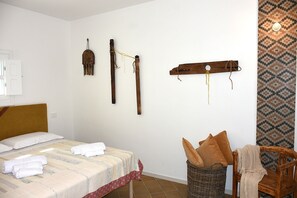 2 Schlafzimmer, Schreibtisch, Bügeleisen/Bügelbrett, Reisekinderbett