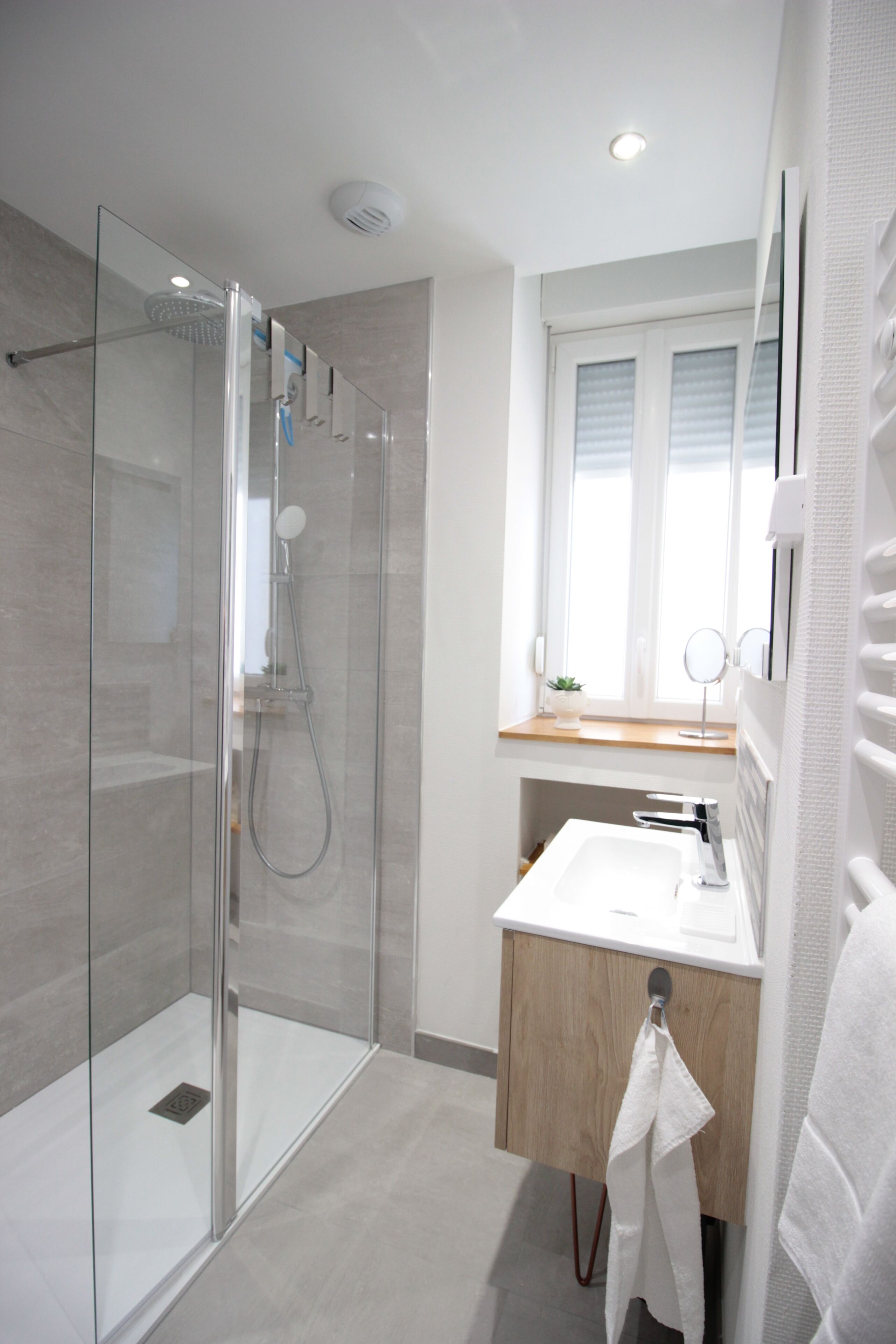 Een douche, een haardroger, handdoeken, zeep
