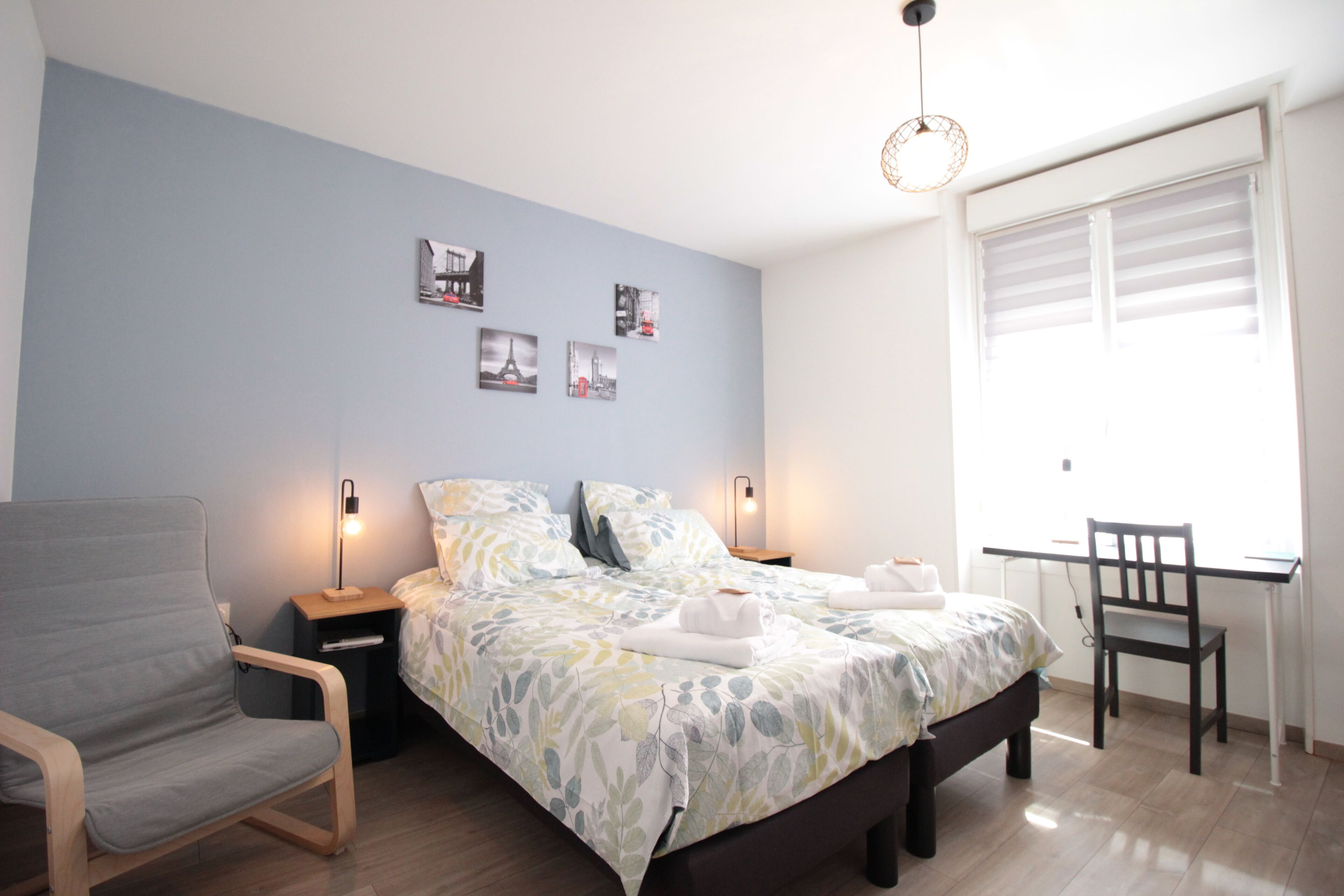 2 chambres, bureau, fer et planche à repasser, lit de bébé portatif