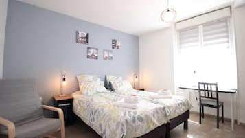 2 chambres, bureau, fer et planche à repasser, lit de bébé portatif