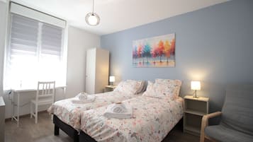 2 Schlafzimmer, Schreibtisch, Bügeleisen/Bügelbrett, Reisekinderbett