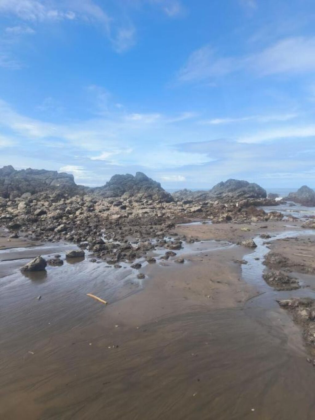 Una costa rocciosa con cielo sereno.