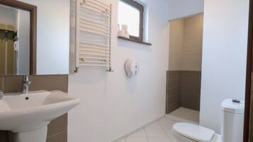 Badezimmer | Dusche, Haartrockner, Handtücher, Seife