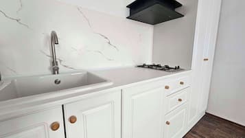 Private kitchen | Fridge, microwave, oven, stovetop