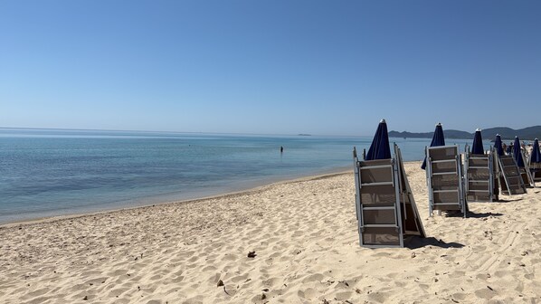 Camastros y toallas de playa
