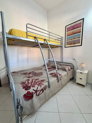 Tabla de planchar con plancha, wifi gratis y ropa de cama