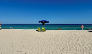 Camastros y toallas de playa