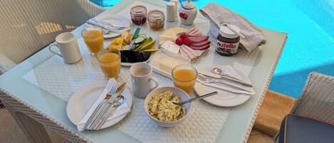 Free daily cooked-to-order breakfast