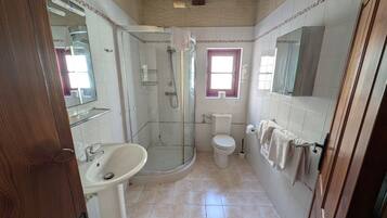 Comfort Double or Twin Room | Bathroom | Hair dryer, towels, shampoo, toilet paper